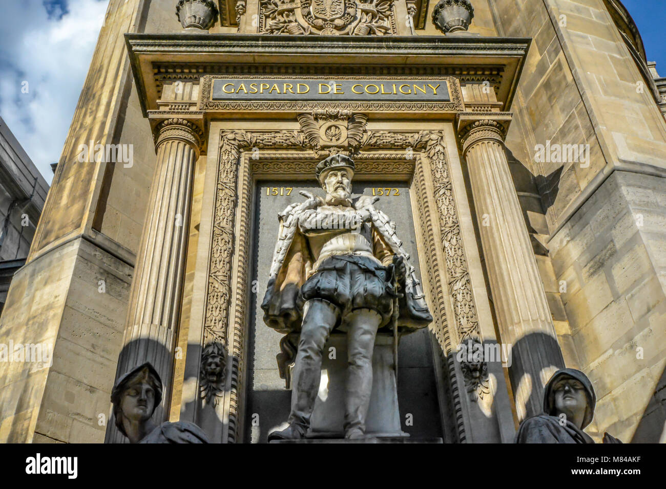 El Monumento de l'Amiral Gaspard de Coligny; en Rue de Rivoli, en el 1º arrondissement de París Francia Foto de stock