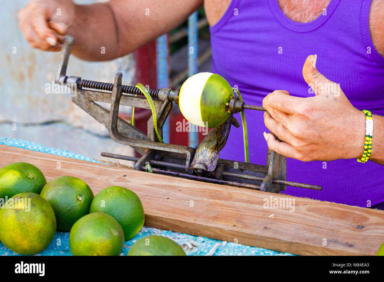 Hombre en Cuba Pelar las naranjas con un pelador manual Fotografía de stock  - Alamy