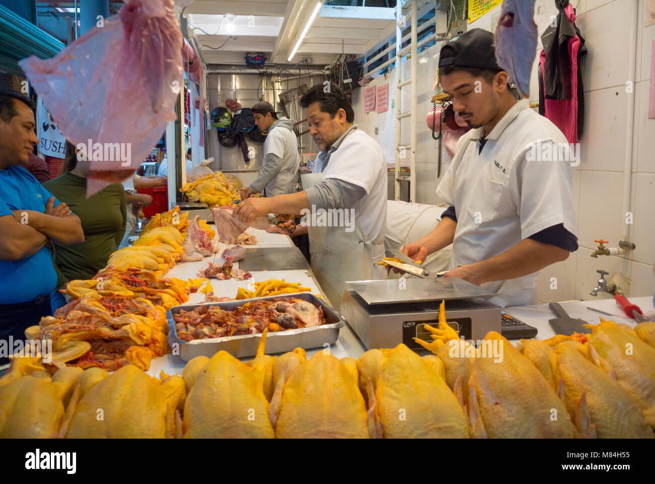 Vendedor de pollo puesto en el mercado venta fotografías e imágenes de