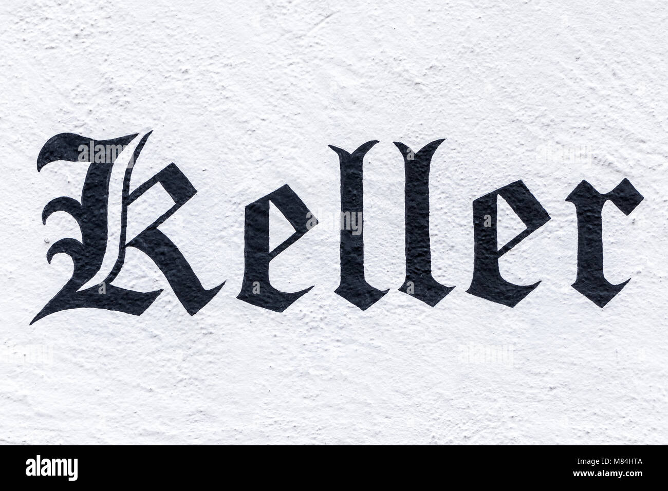 Palabra alemana Keller, Inglés bodega, pintado en fuente Fraktur en una pared Foto de stock