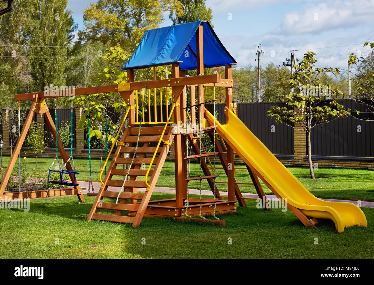 Experto Senado Adiccion Parque infantil de madera para niños fotografías e imágenes de alta  resolución - Alamy