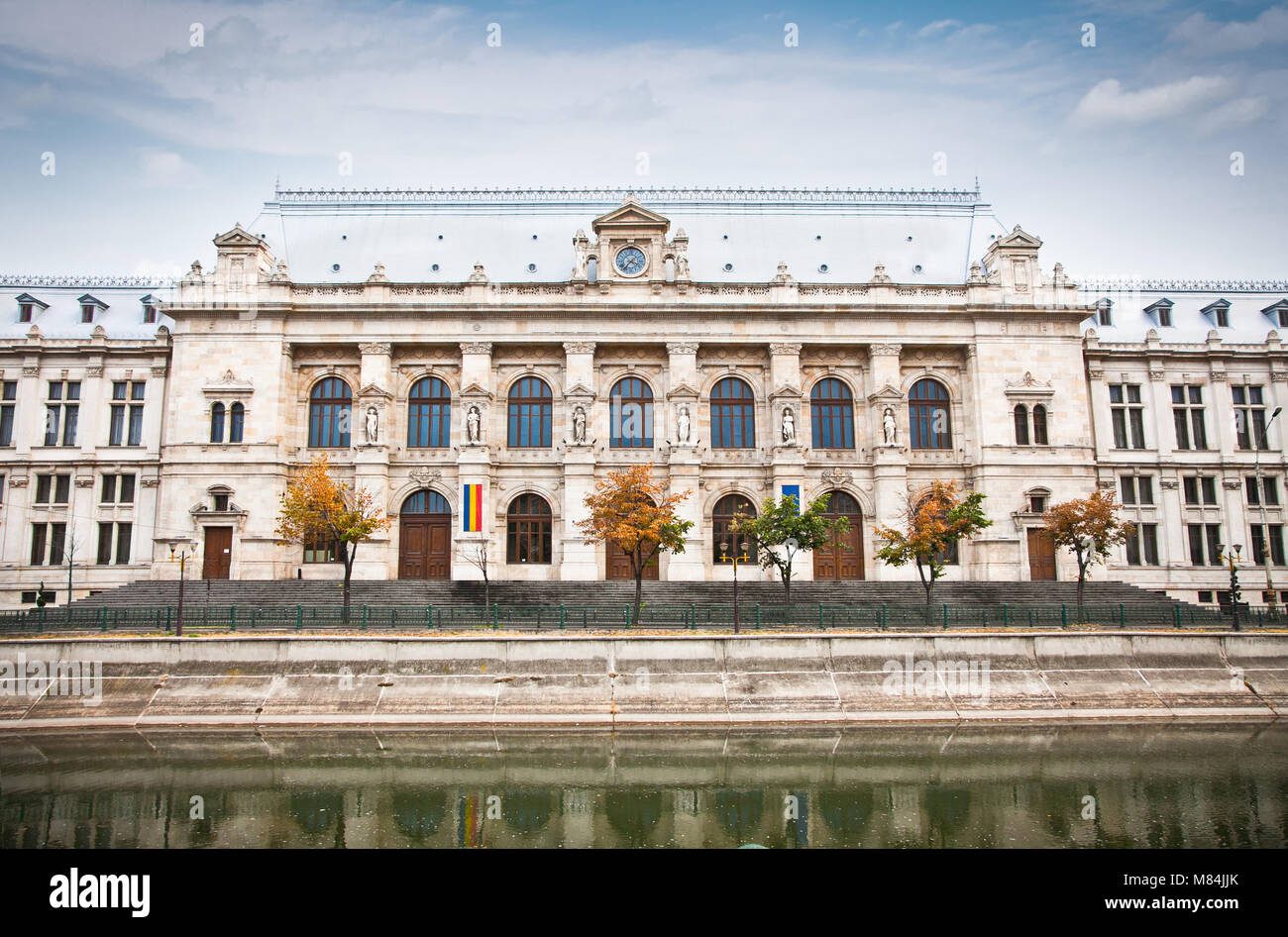 Palacio de Justicia edificio en el casco antiguo de la ciudad de Bucarest, Rumania. Foto de stock