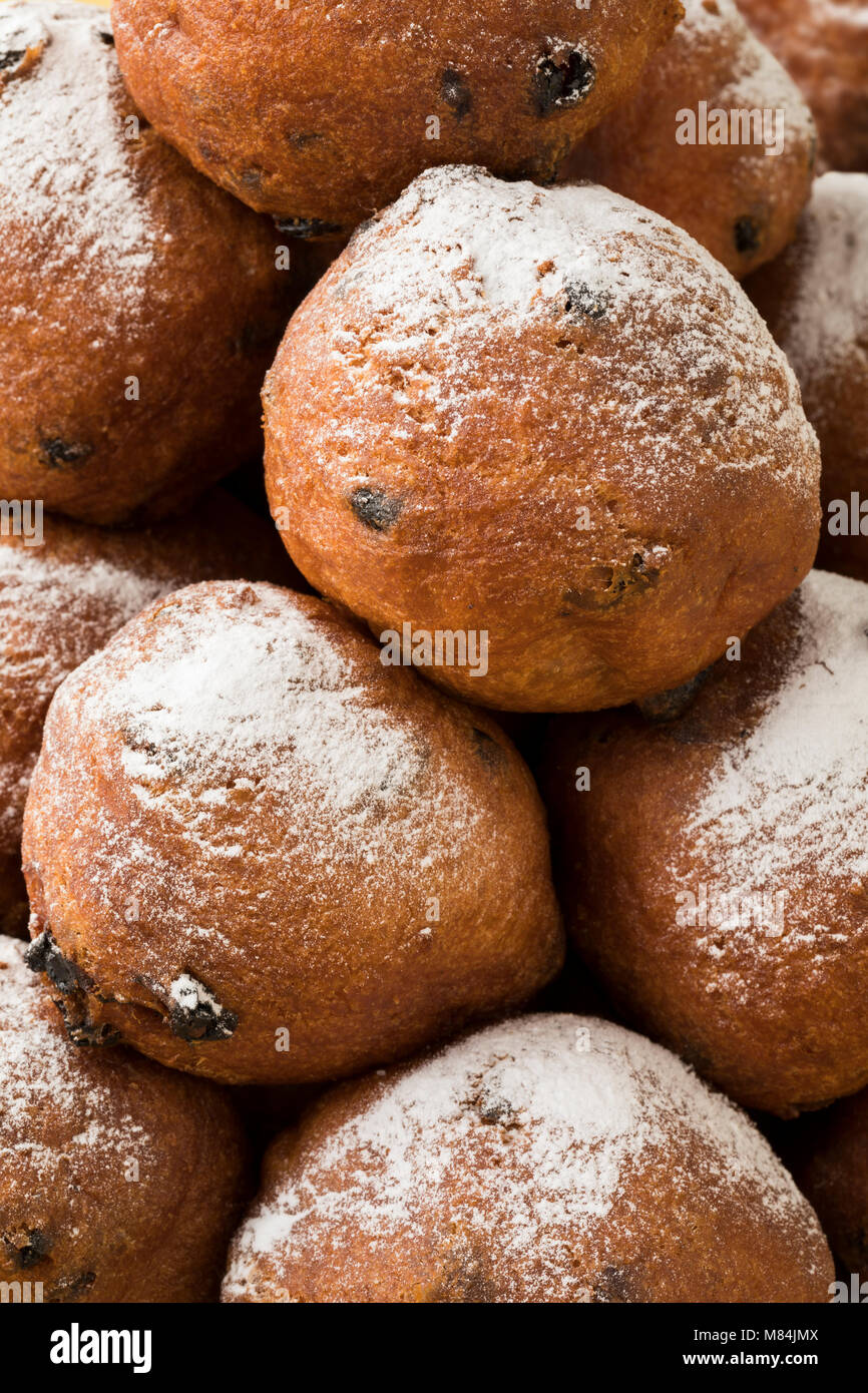 Montón de oliebollen, cerca de fotograma completo de pastelería tradicional holandés para la víspera de Año Nuevo Foto de stock