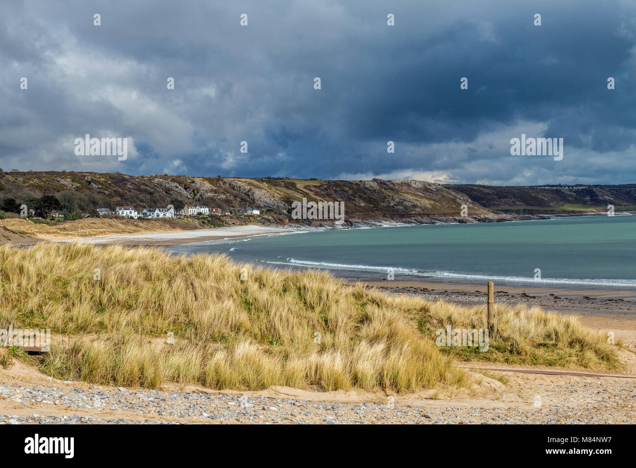 Port Eynon Beach, en la Península de Gower mirando a través de Horton, Gales del Sur Foto de stock