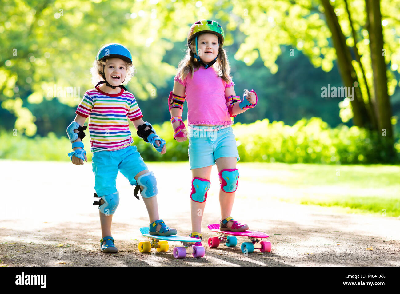 Los niños que viajen en verano skate park. Niña y Niño aprenden a ...
