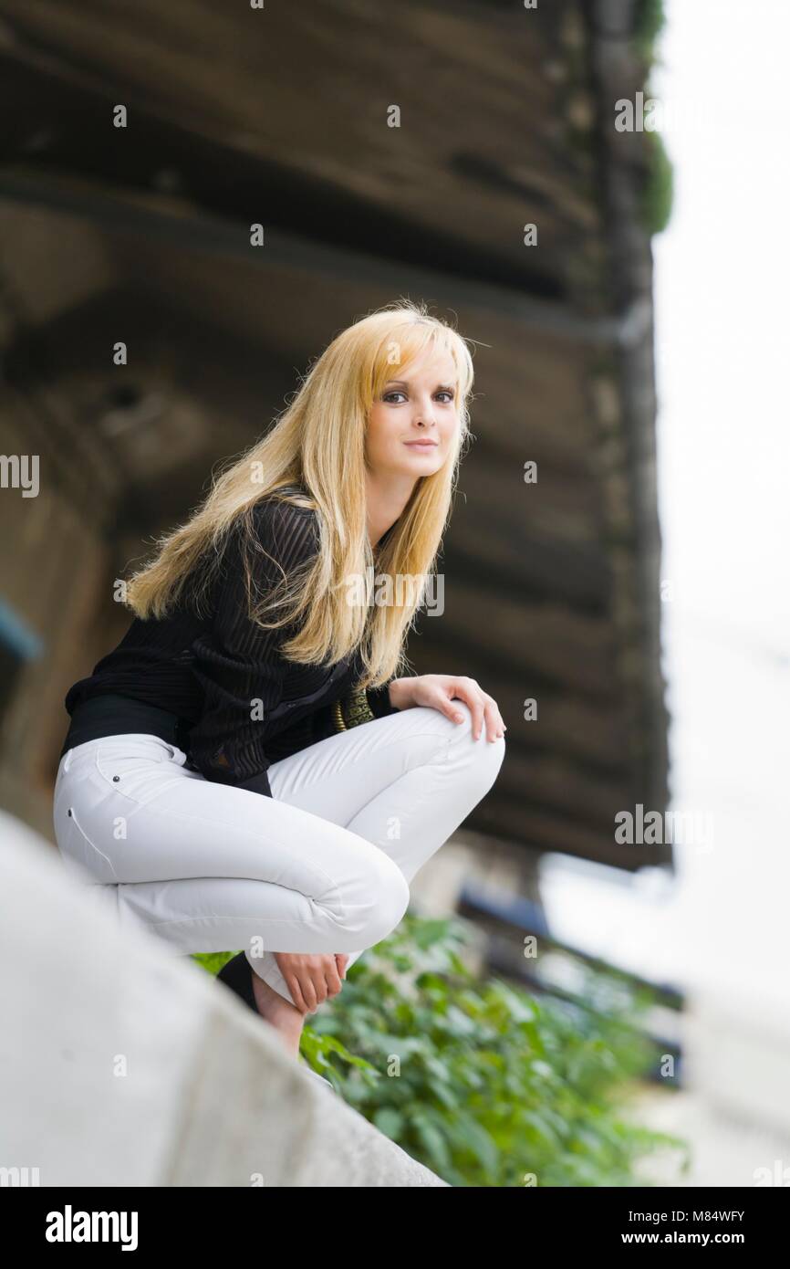 Adolescente adolescente aka mujer joven piernas tacones sexy Foto de stock