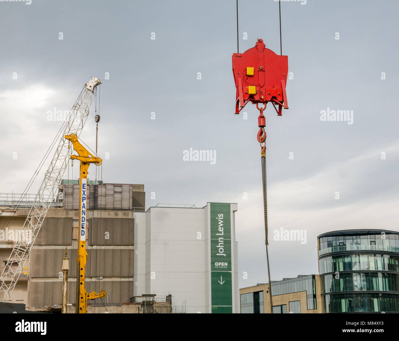 Grúas de construcción en St James remodelar, Leith Street, Edimburgo, Escocia, Reino Unido, con John Lewis banner abierto Foto de stock