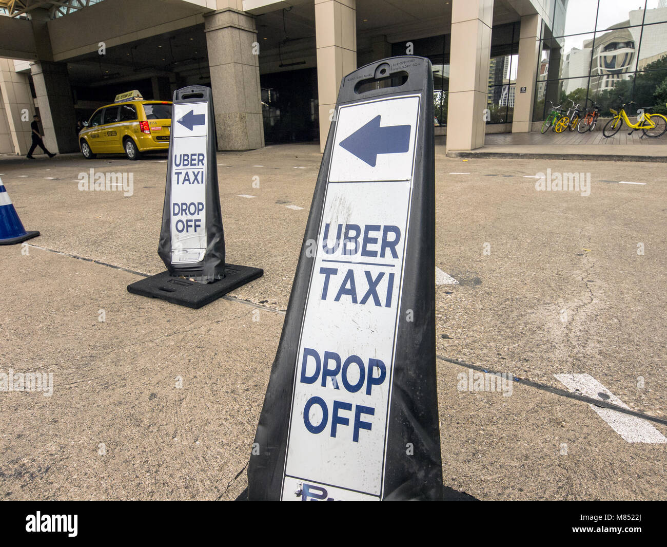 En la parte delantera de Dallas, Texas Reunion señales de hotel ya sea directa o taxis uber controladores a la entrada frontal. Foto de stock