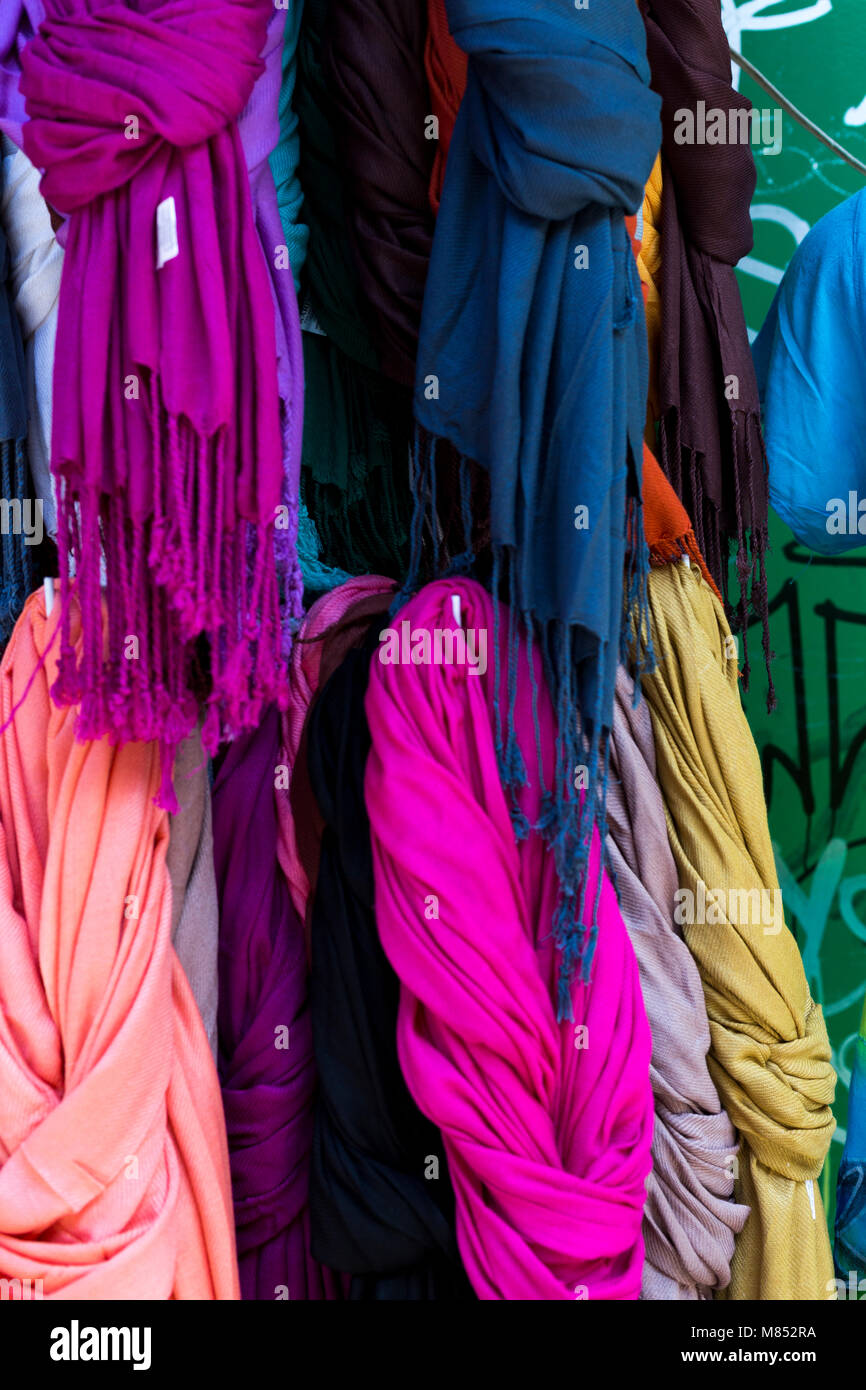 Mantones, telas, colores, venta chalinas, México, accesorios mujer, locar la venta Fotografía de stock -