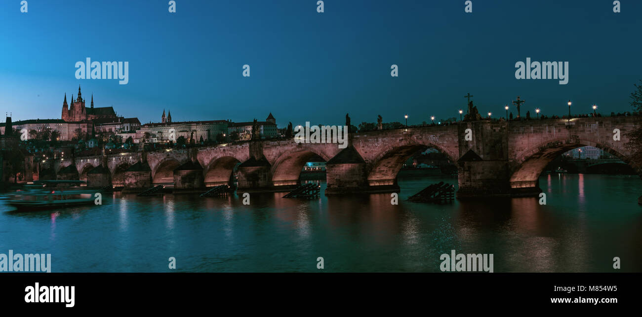 Karlsbrücke en Prag mit Festung und Veitsdom Foto de stock