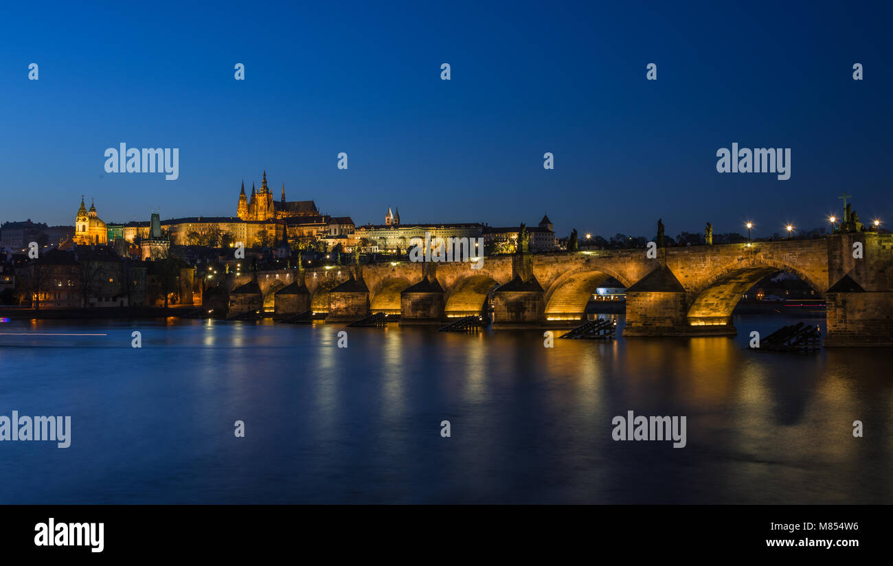 Karlsbrücke en Prag mit Festung und Veitsdom Foto de stock