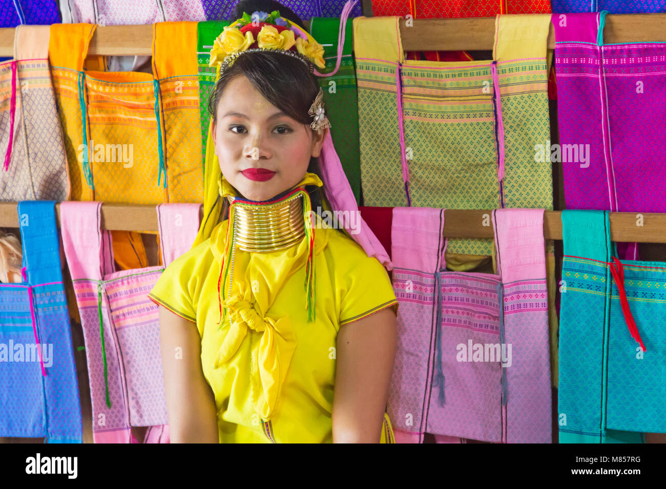 Señoras Padaung, cuello largo damas, en Ywama Village, el Estado de Shan, en Lago Inle, Myanmar (Birmania), Asia en febrero Foto de stock