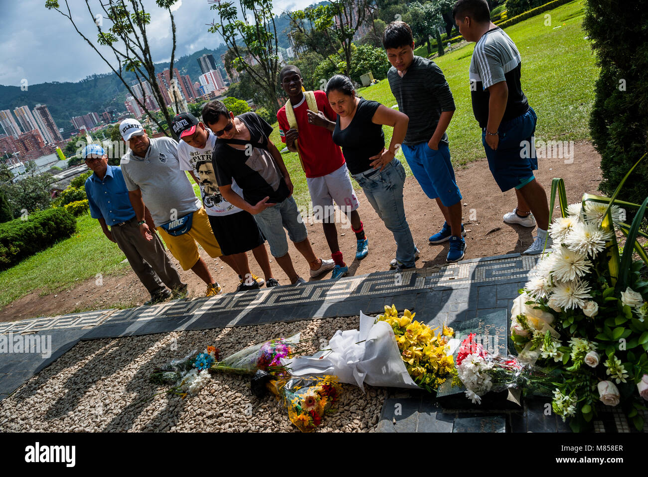 Los visitantes colombianos leer tarjetas memorial colocada sobre la