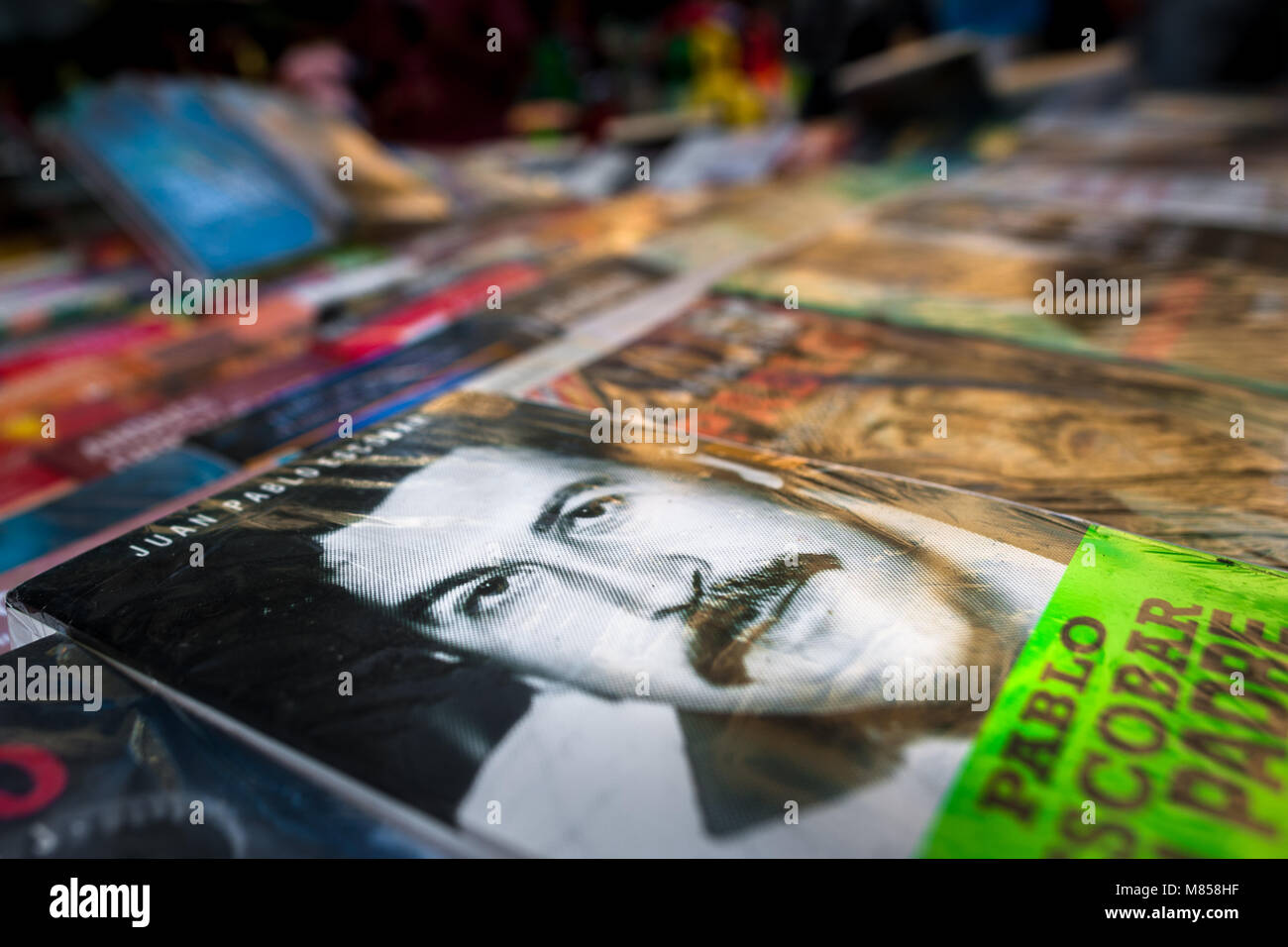 Los libros en rústica, mostrando el narcotraficante Pablo Escobar en sus  portadas, son vistos dispuestos en el stand de mercado en la calle en  Medellín, Colombia Fotografía de stock - Alamy