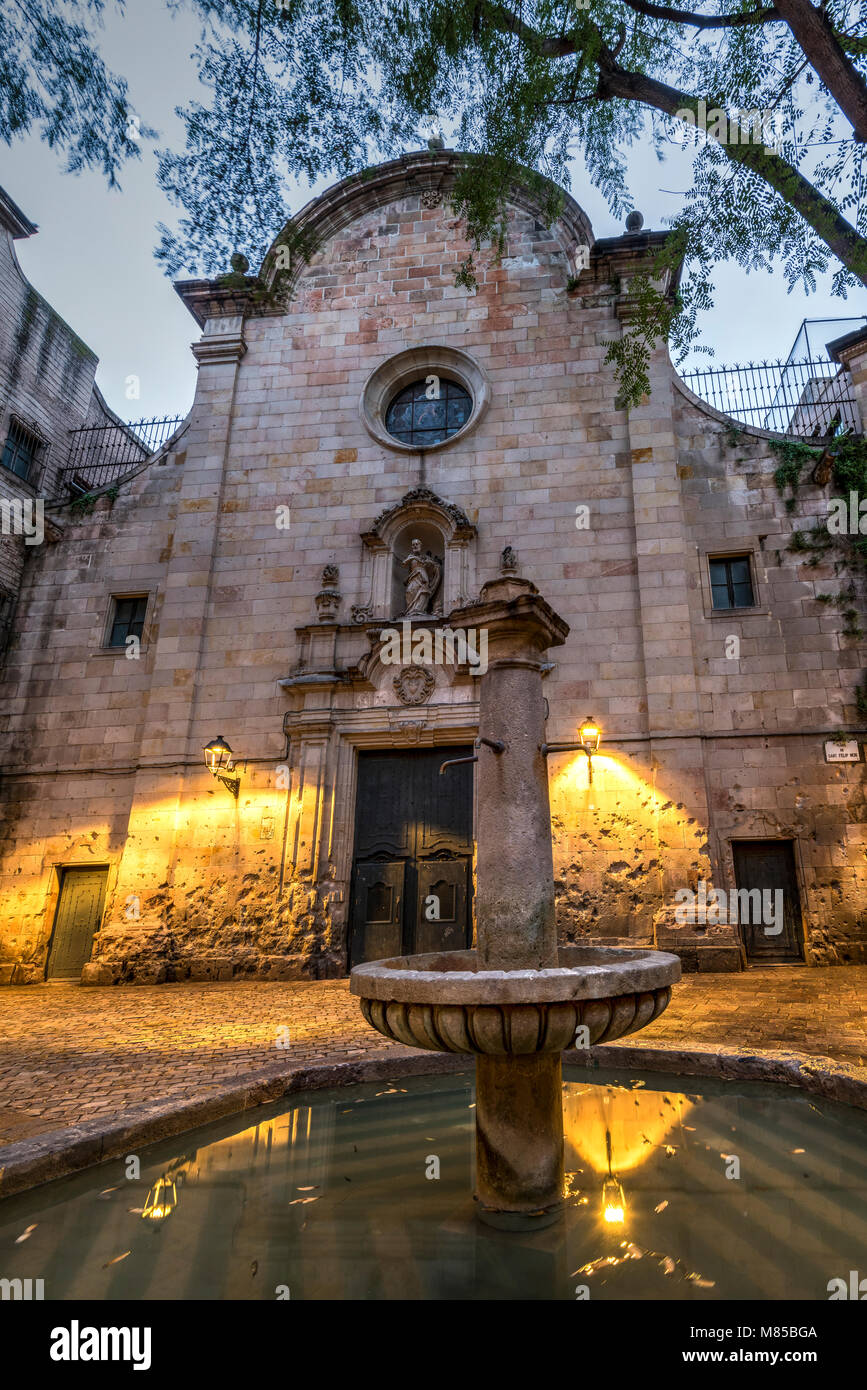 Plaza de San Felipe Neri con el estilo barroco de la Iglesia de San Felipe Neri, el Barrio