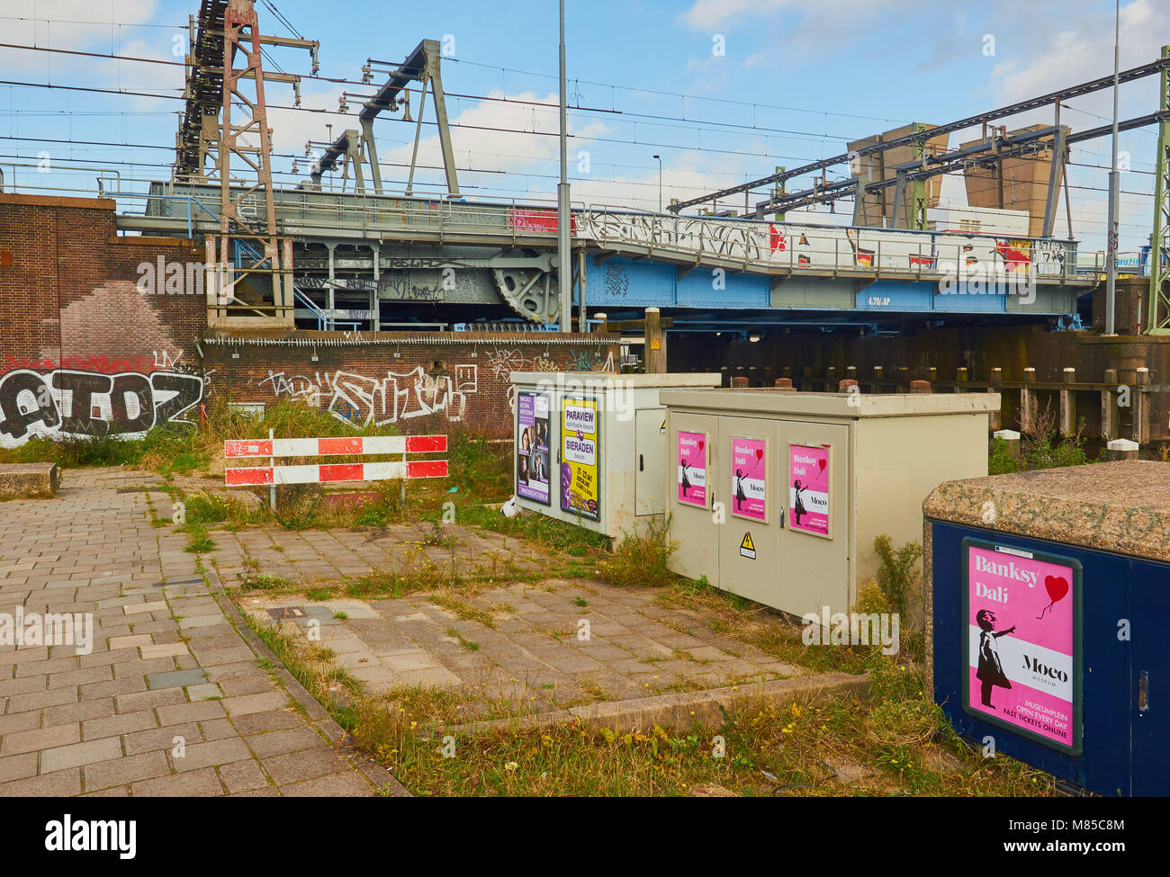 Escena urbana con afiches y pintadas, Ámsterdam, Países Bajos Foto de stock