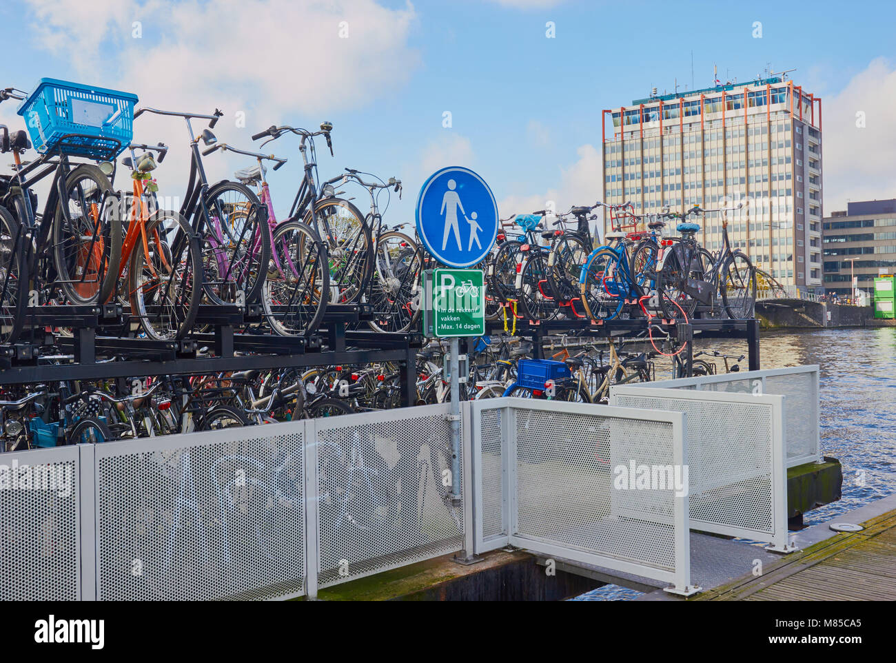 Double Decker bike park, Amsterdam, Países Bajos Foto de stock