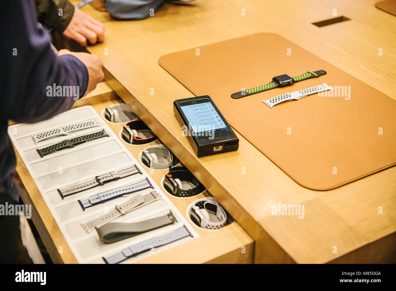 Presentación de nuevos productos de Apple en el Apple store oficial. Venta  de relojes avanzado nuevo Apple Ver Serie 3 y Apple Mira Nike Plus. La  larga Fotografía de stock - Alamy