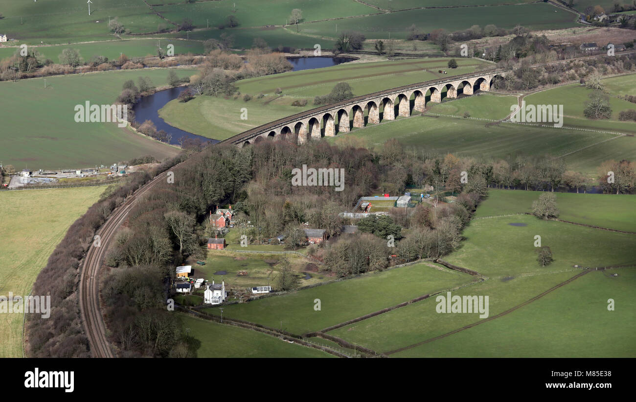 Vista aérea de un puente de ferrocarril del viaducto cerca de piscina en Wharfedale, West Yorkshire Foto de stock