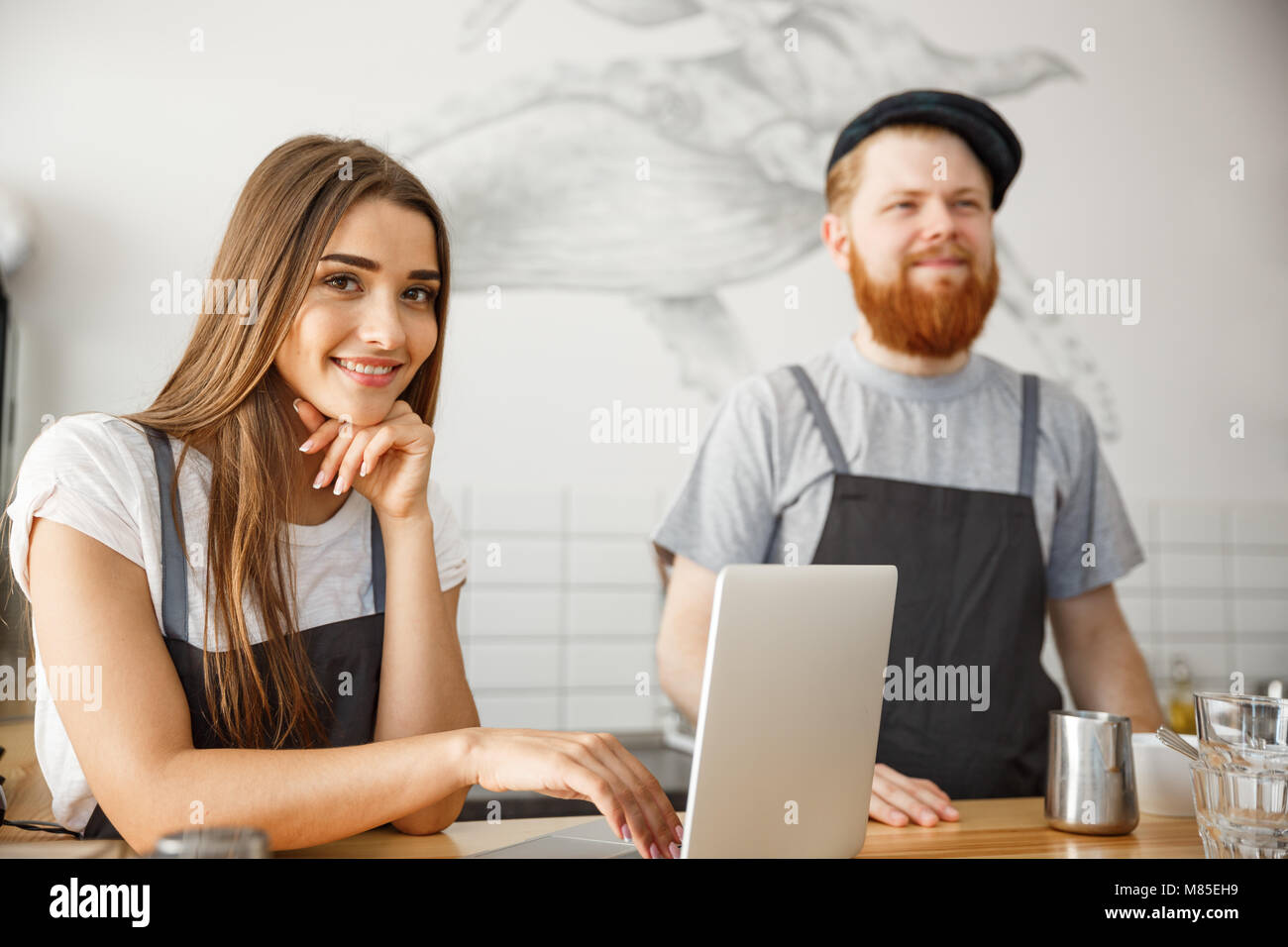 Concepto de negocio de Café - Retrato de small business partners trabajan juntos en su cafetería Foto de stock