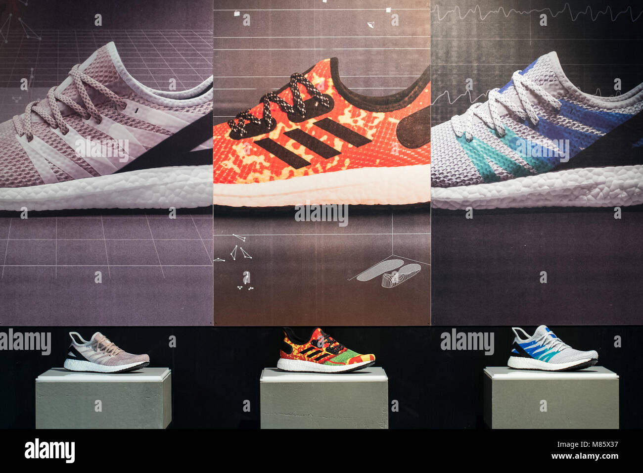 14 de marzo de 2018, Alemania, Herzogenaurach: zapatillas Adidas que fueron  producidos en la fábrica de velocidad están en exhibición durante la  conferencia de prensa sobre los resultados anuales de adidas AG.
