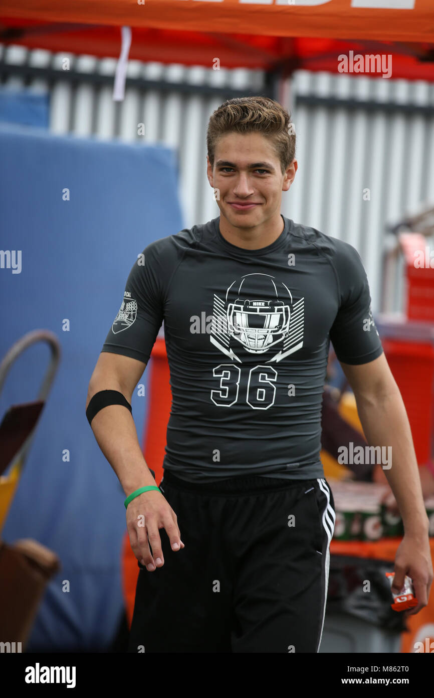 QB Long Beach Poli Jacob García #036 sonriente en el Nike Football La  apertura regional en