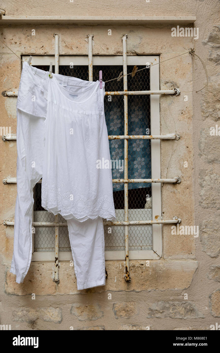 Dubrovnik, Croacia, del 20 de julio de 2017: ropa colgada de un tendedero  para secar en el centro histórico de Dubrovnik Fotografía de stock - Alamy