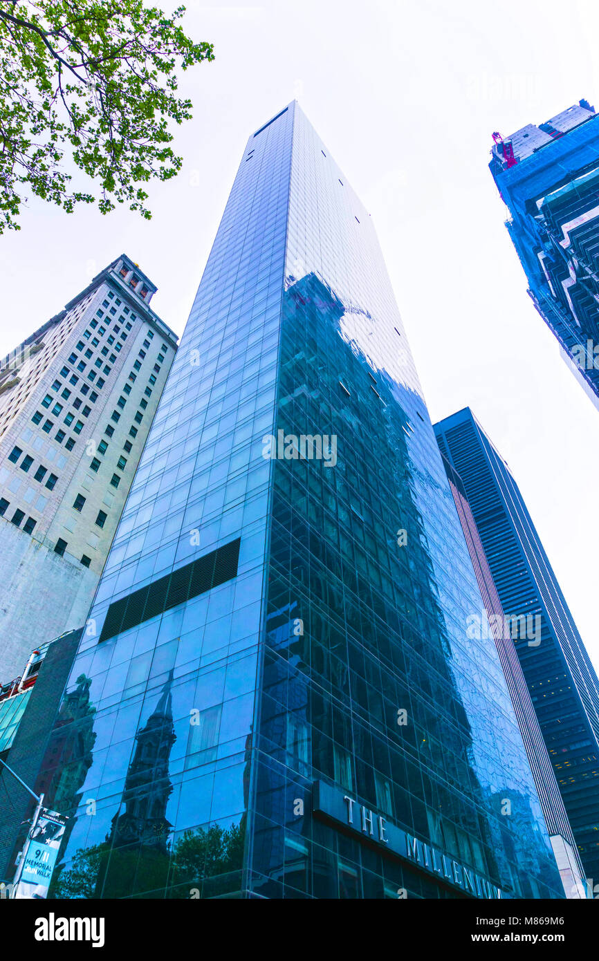 La Ciudad de Nueva York, Estados Unidos de América - Mayo 01,2016: El Hotel Millenium Hilton con la Torre de la libertad y la reflexión sobre el sitio del WTC de windows Foto de stock