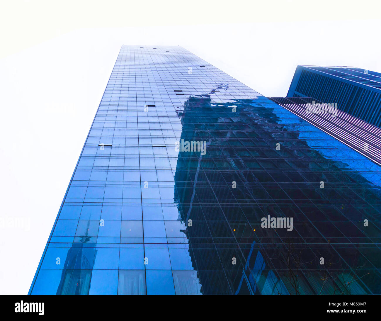 La Ciudad de Nueva York, Estados Unidos de América - Mayo 01,2016: El Hotel Millenium Hilton con la Torre de la libertad y la reflexión sobre el sitio del WTC de windows Foto de stock
