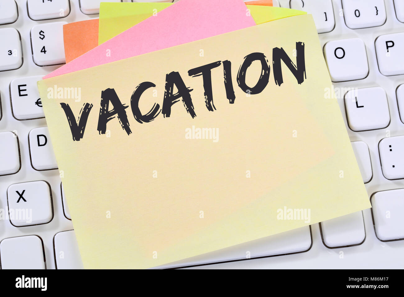Vacaciones vacaciones relax descanso tiempo libre negocios papel de notas del teclado de ordenador Foto de stock