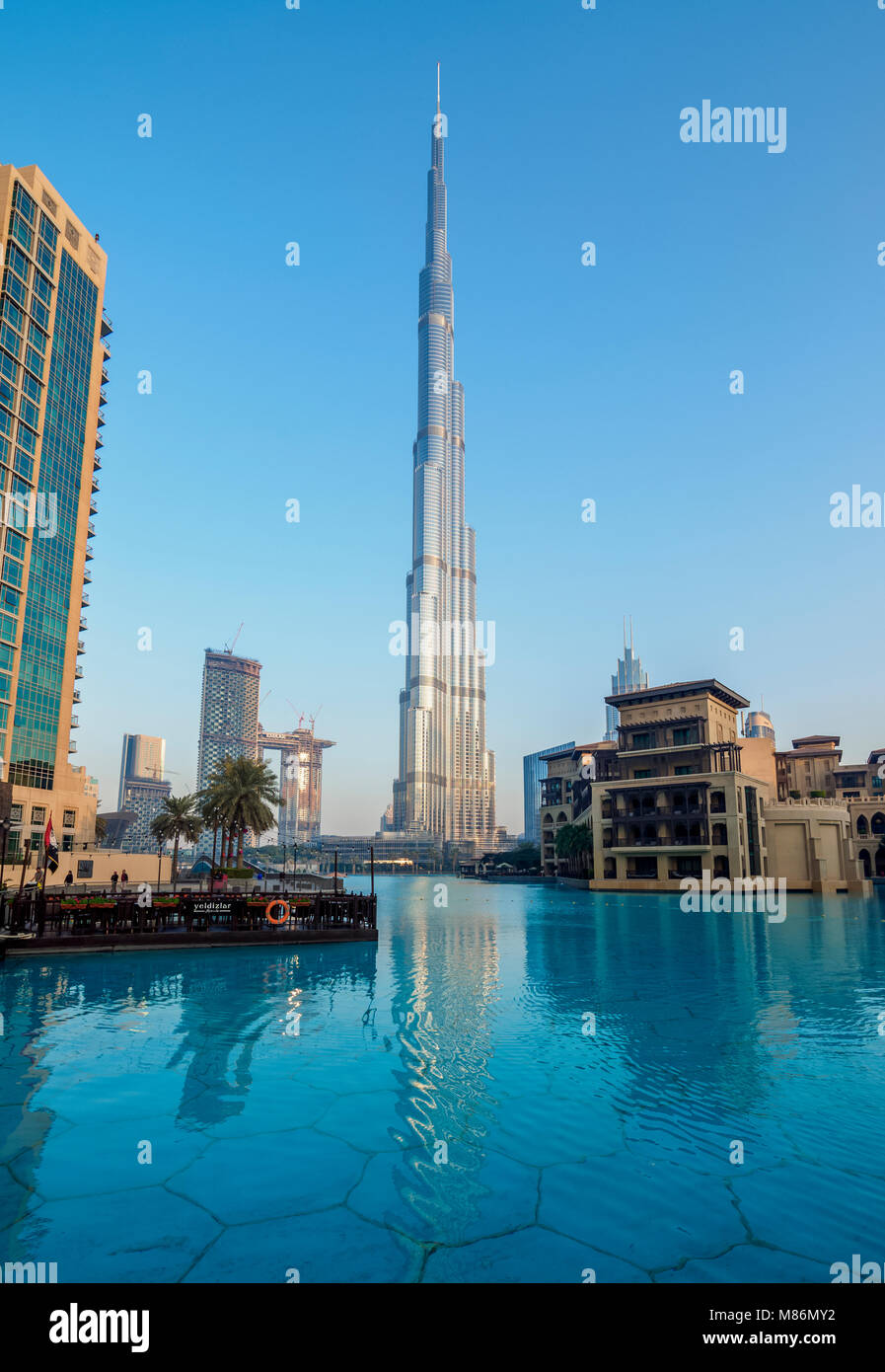 Rascacielos Burj Khalifa, en el centro de la ciudad, Dubai, Emiratos Árabes Unidos. Foto de stock