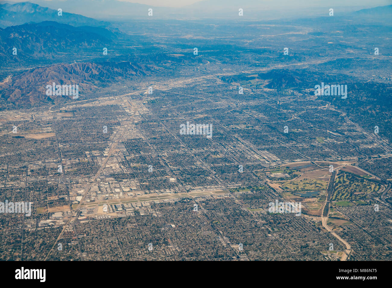 Vista aérea de Van Nuys, Sherman Oaks, North Hollywood Studio City en avión, el condado de Los Angeles Foto de stock