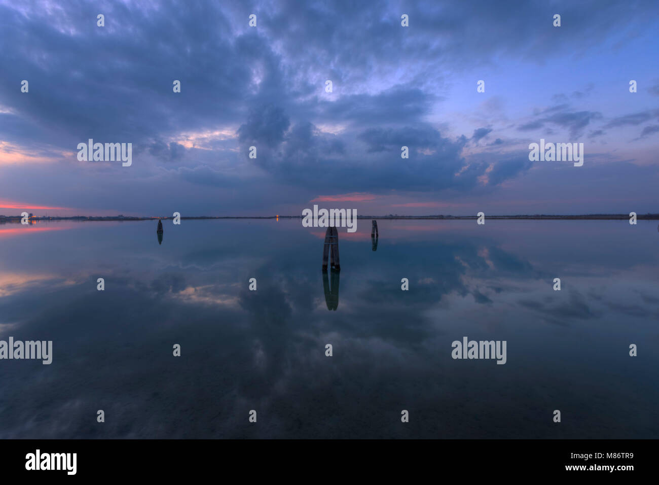 Moody Sky reflejado en el mar, Jesolo, Venecia, Italia Foto de stock