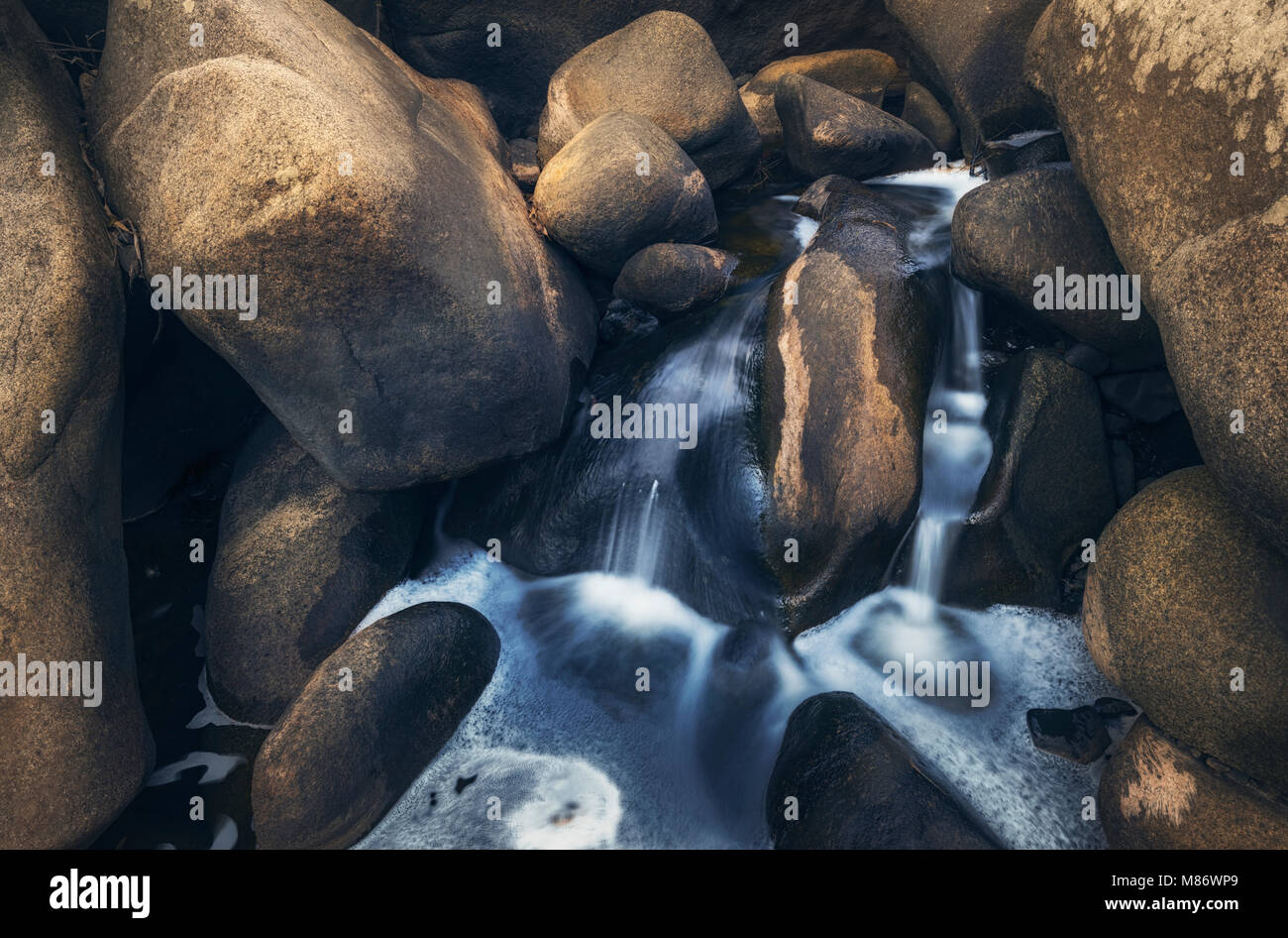 Agua fluyendo a través de rocas de granito, Victoria, Australia Foto de stock