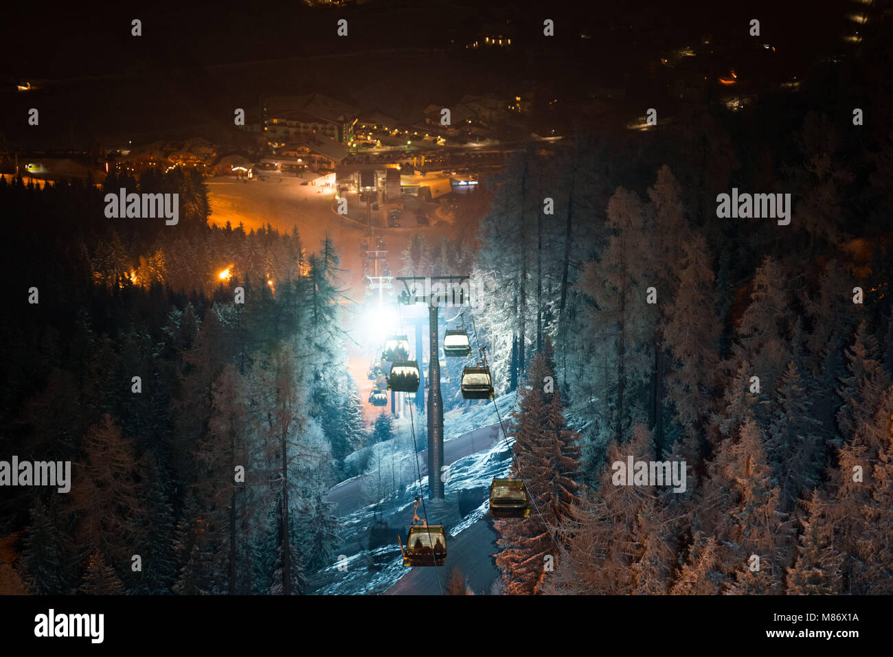 Góndolas transportando esquiadores por la noche, Hochwurzen, Steiermark, Austria Foto de stock