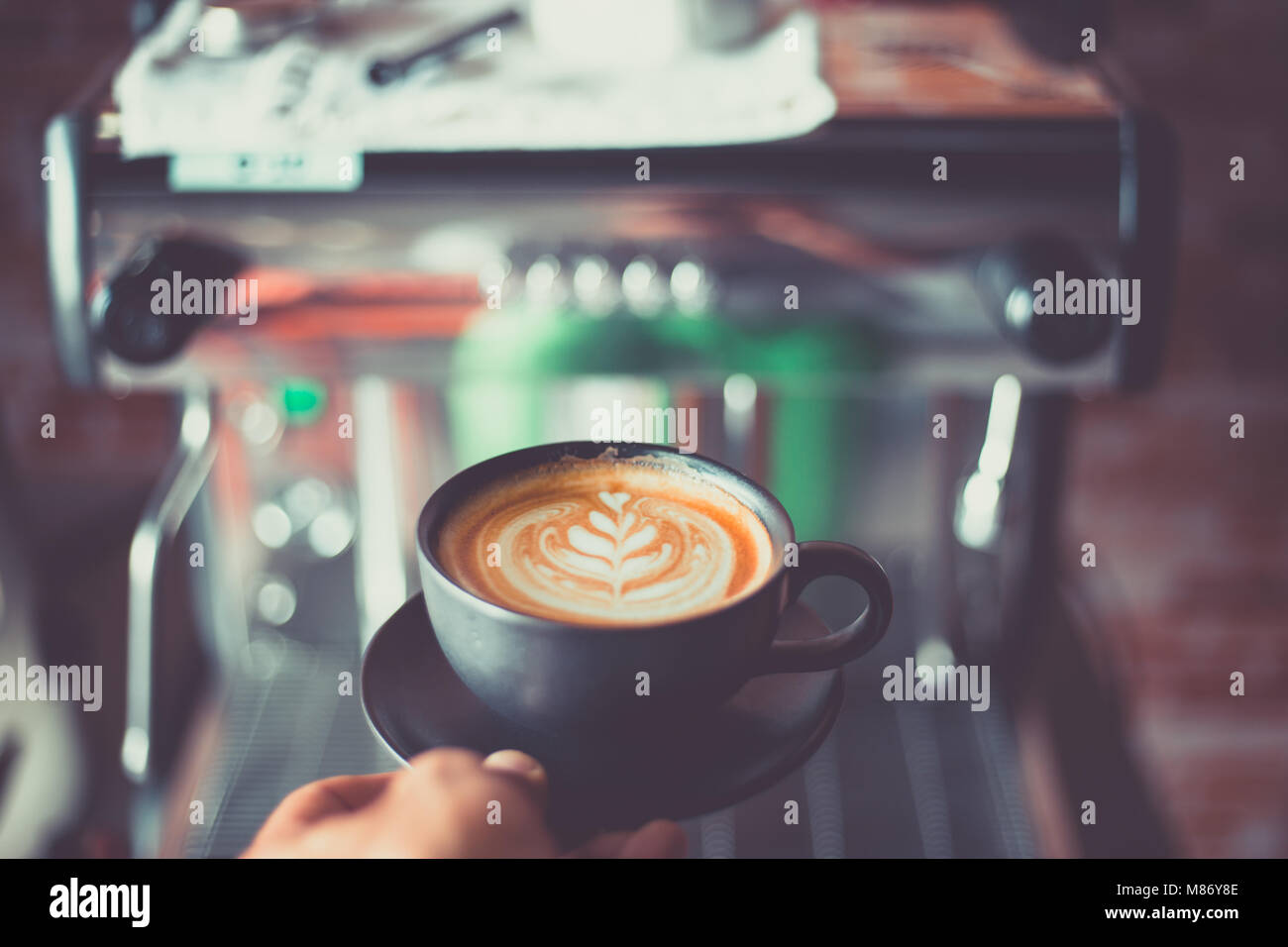 Una taza de café latte arte ' ' en la máquina de espresso café negro con  antecedentes Fotografía de stock - Alamy