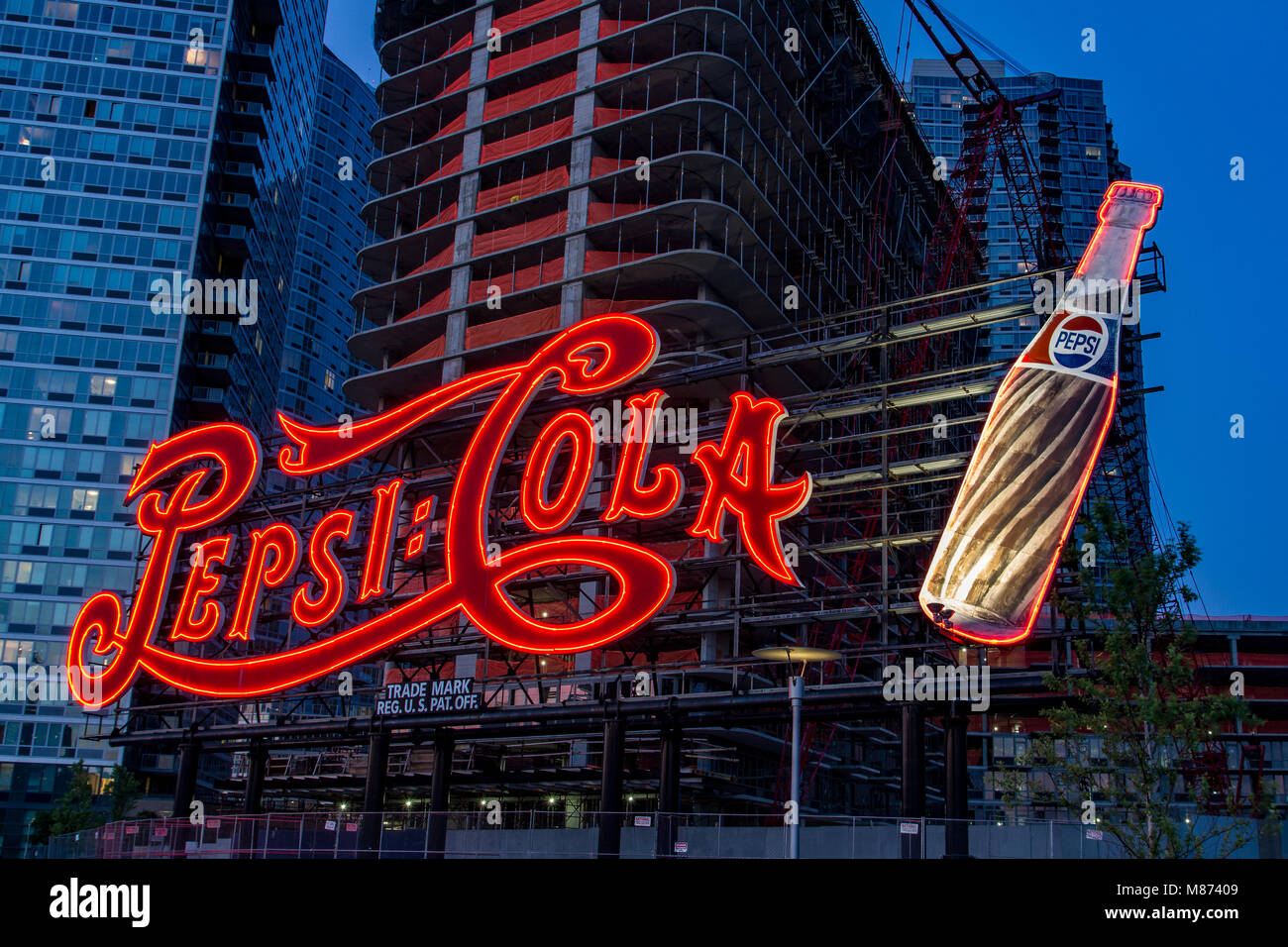 Pepsi cola neon sign long island city queens new york fotografías e