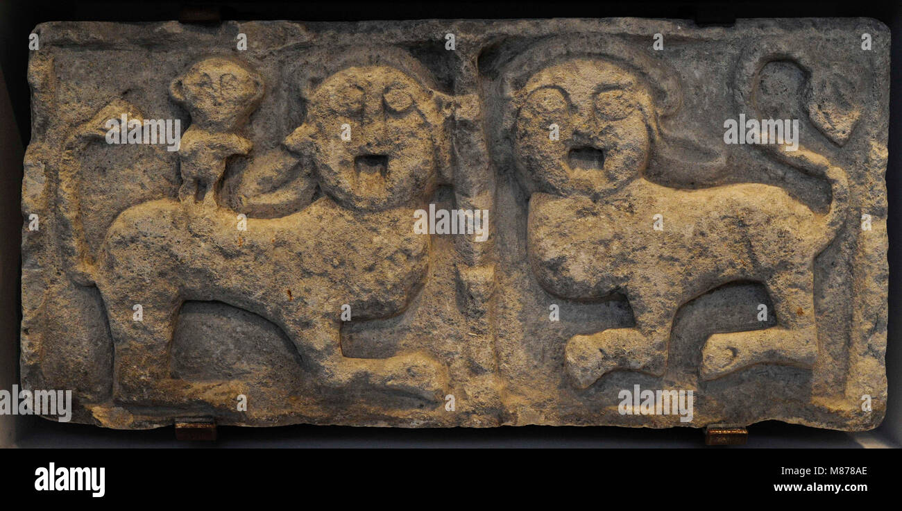 Alivio. Pareja de leones y un mono. Renania, Alemania. Siglo 11. La piedra caliza. Museo Schnütgen. Colonia, Alemania. Foto de stock