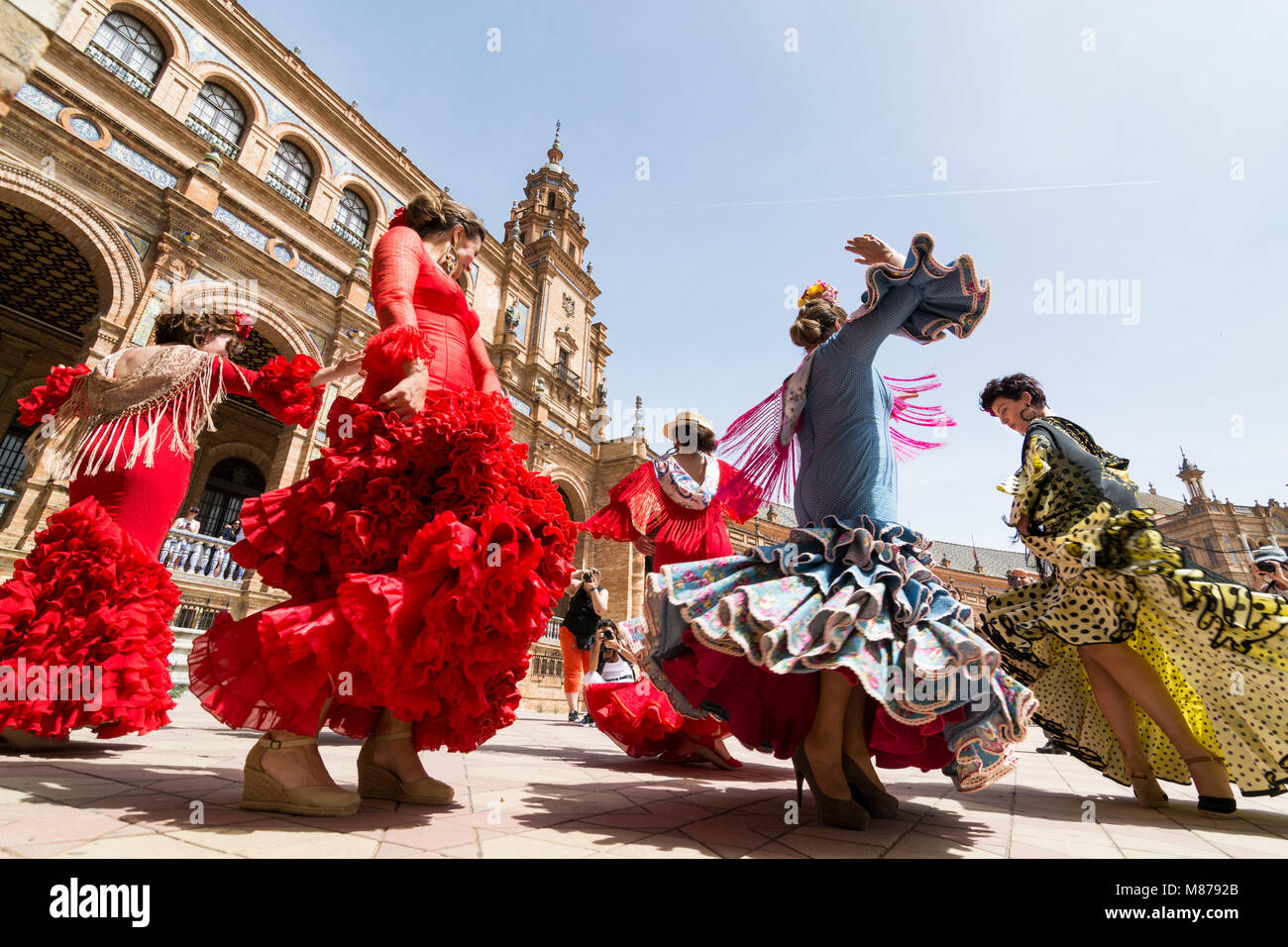 Sevilla, España - Mayo 2017: mujeres jóvenes bailar flamenco en la Plaza de España Foto de stock