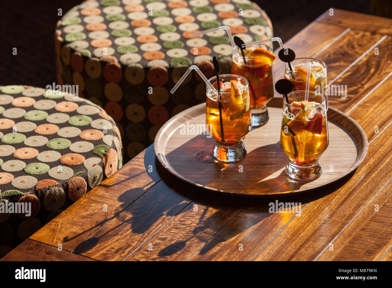 Las bebidas en el bar en una mesa de madera y taburete de bar Foto de stock