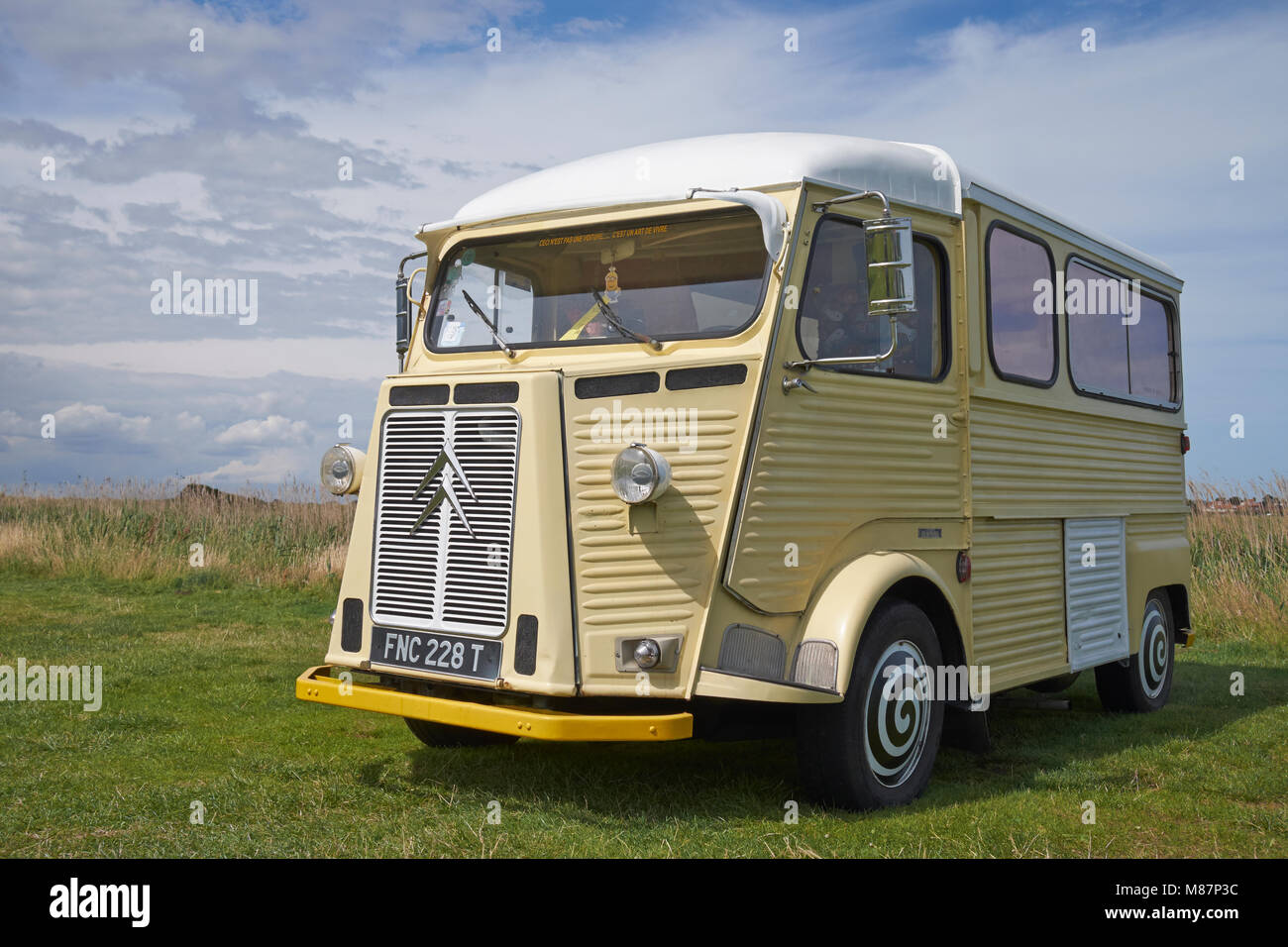 Un Británico de marcas Citroën H Van convertida en una autocaravana por la empresa Gruau en Francia. Southwold Campamento, Suffolk, Reino Unido. Foto de stock