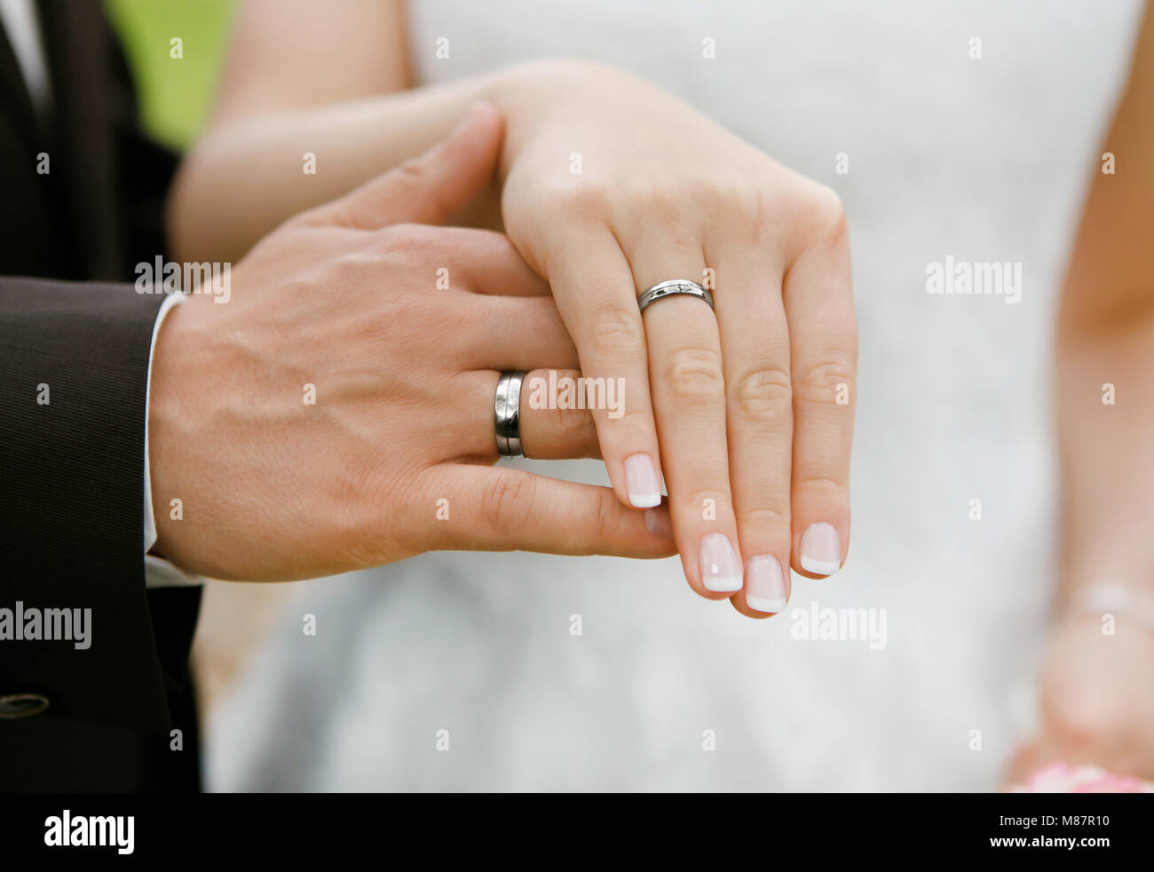 Fotos de manos con anillos de casados hot sale