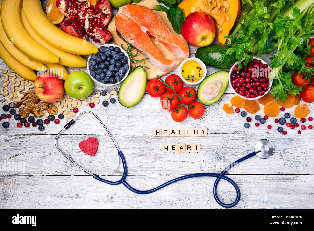 Antecedentes alimentos saludables para el corazón. Comida sana, la dieta y el concepto de vida saludable. Vista superior Foto de stock