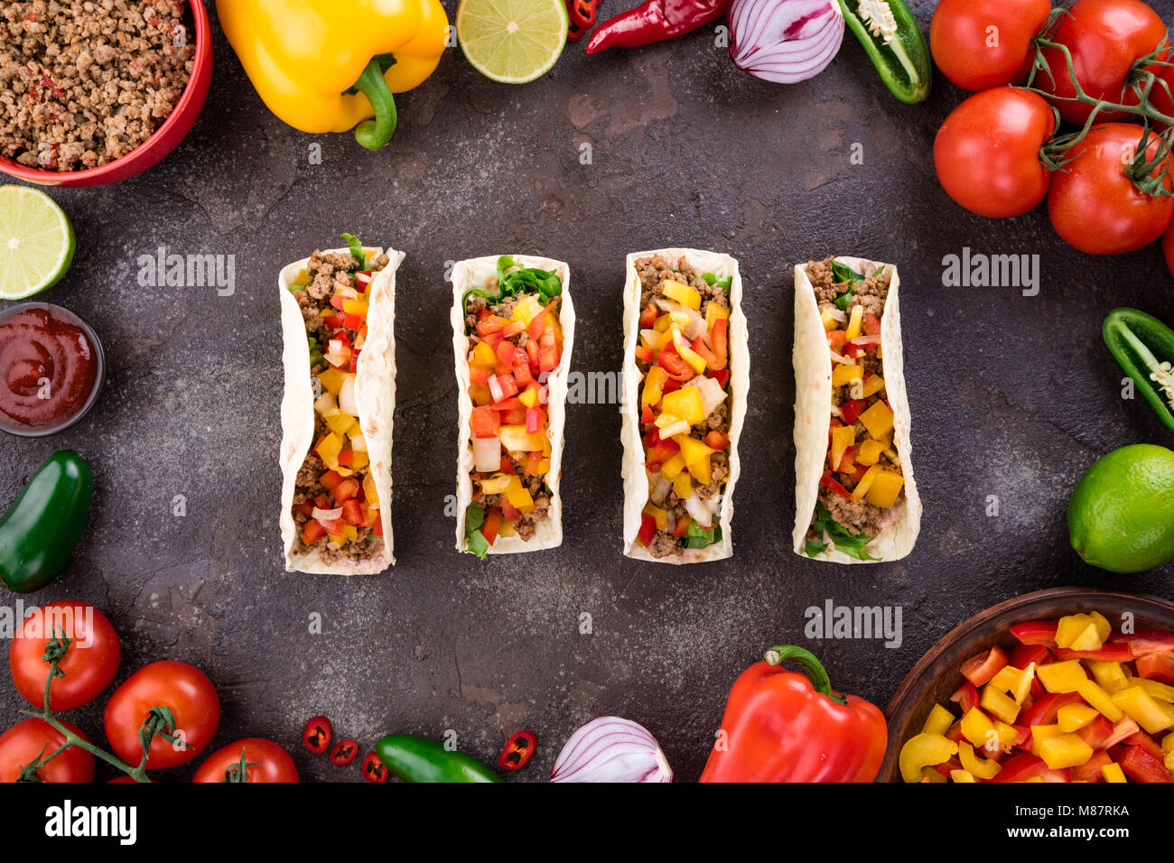 Tacos Mexicanos con verduras y carne. Ingrediente para cocinar tacos al