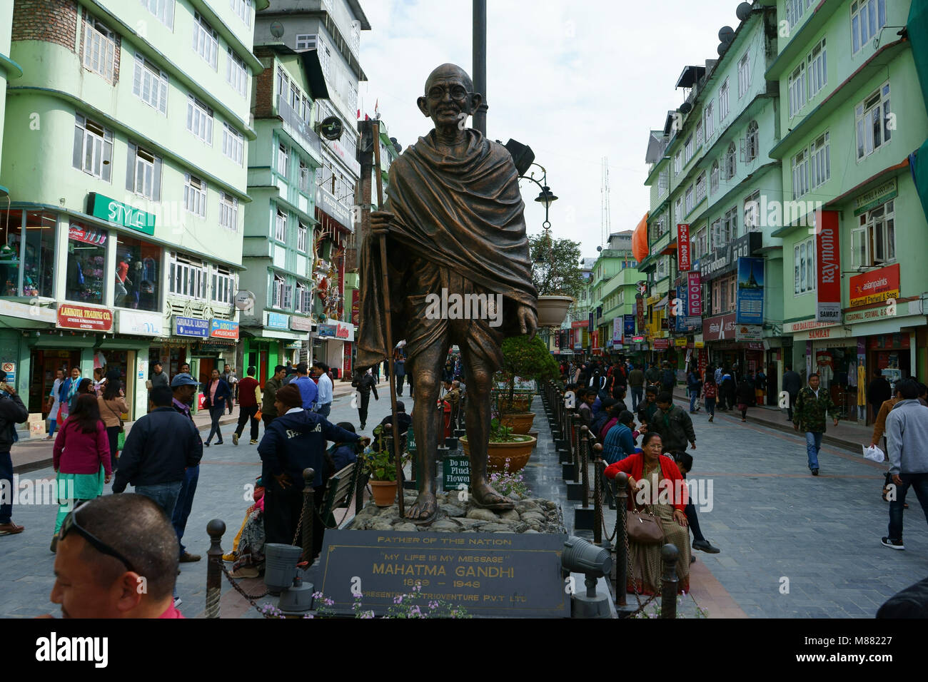 Estatua de Mahatma Gandhi en la concurrida calle comercial del centro de Gangtok, Sikkim, India Foto de stock