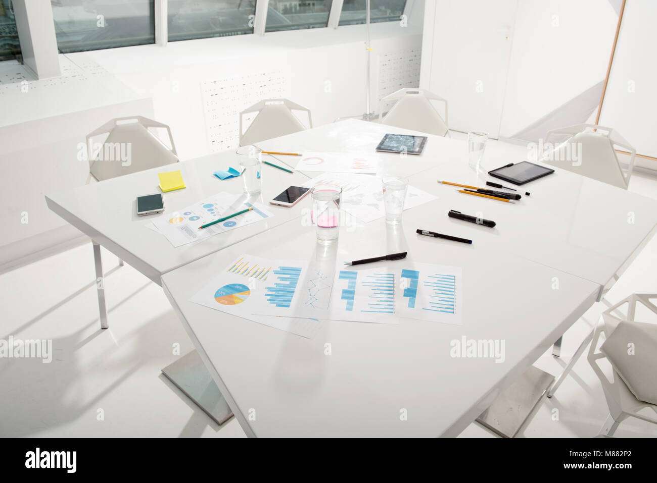 Lectura de tabla para una reunión de negocios con las estadísticas de la compañía Foto de stock