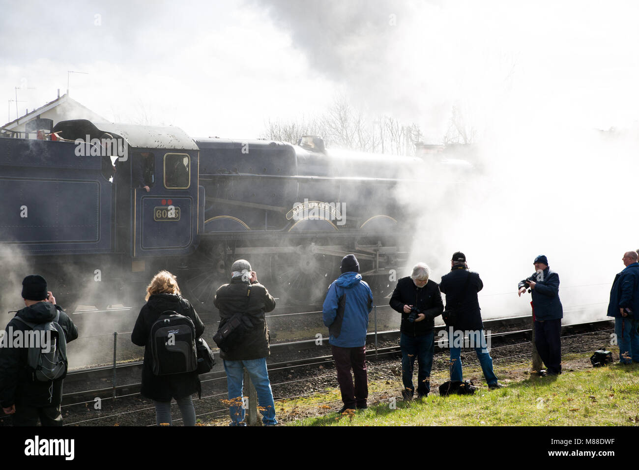 Kidderminster, Reino Unido. El 16 de marzo, 2018. Severn Valley Railway entusiastas disfrute tomando fotografías y viajar en la línea ferroviaria de patrimonio que va desde Kidderminster a Bridgnorth, marcando el inicio de la Severn Valley Railway Primavera Gala de vapor. Con sol en abundancia mucha gente está ansiosa para vislumbrar la especial King Edward locomotora a vapor. Crédito: Lee Hudson/Alamy Live News Foto de stock