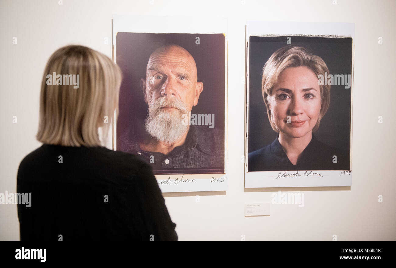 15.03.2018, Hamburgo: Una mujer mira las obras de 'Self Portrait' (2015) y  'Hillary Rodham Clinton' (r, 1999) por Chuck Close en el Museum für Kunst  und Gewerbe de Hamburgo. La feria se