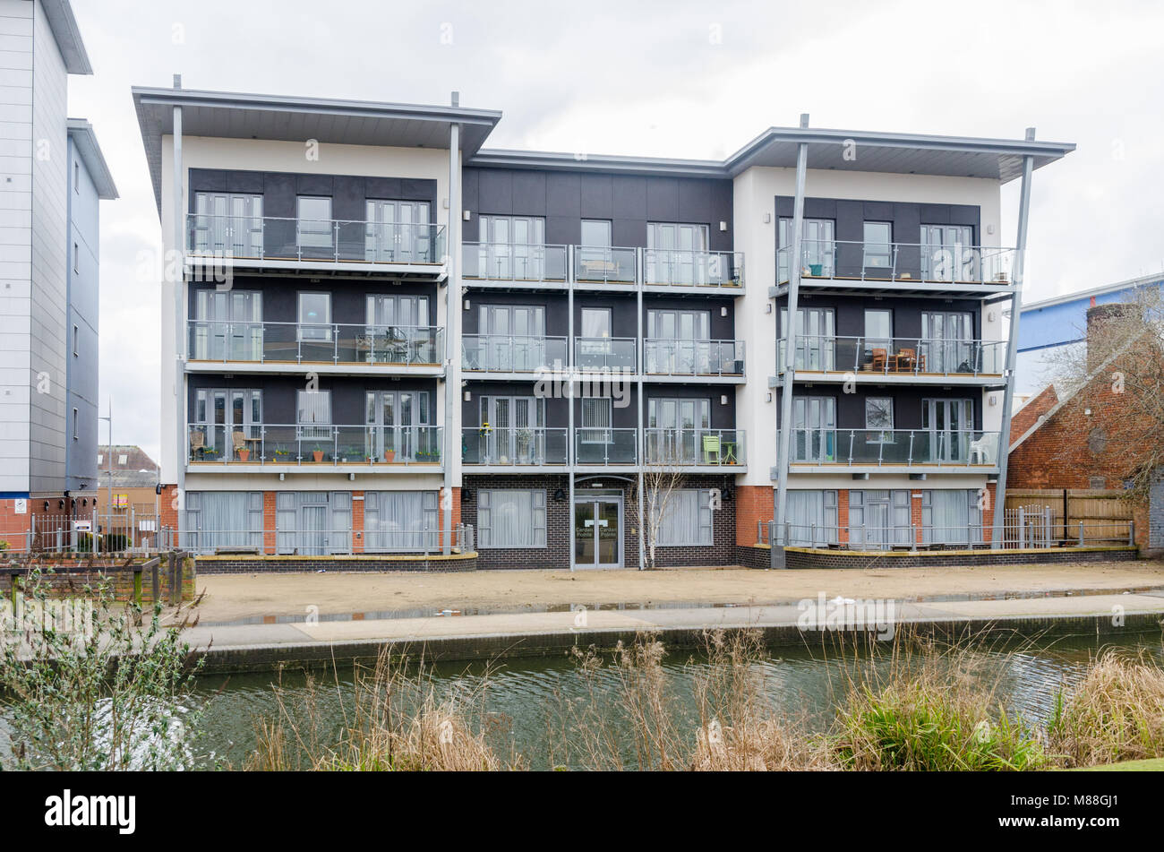 Canalside modernos apartamentos en la ciudad industrial de West Midlands de Walsall Foto de stock