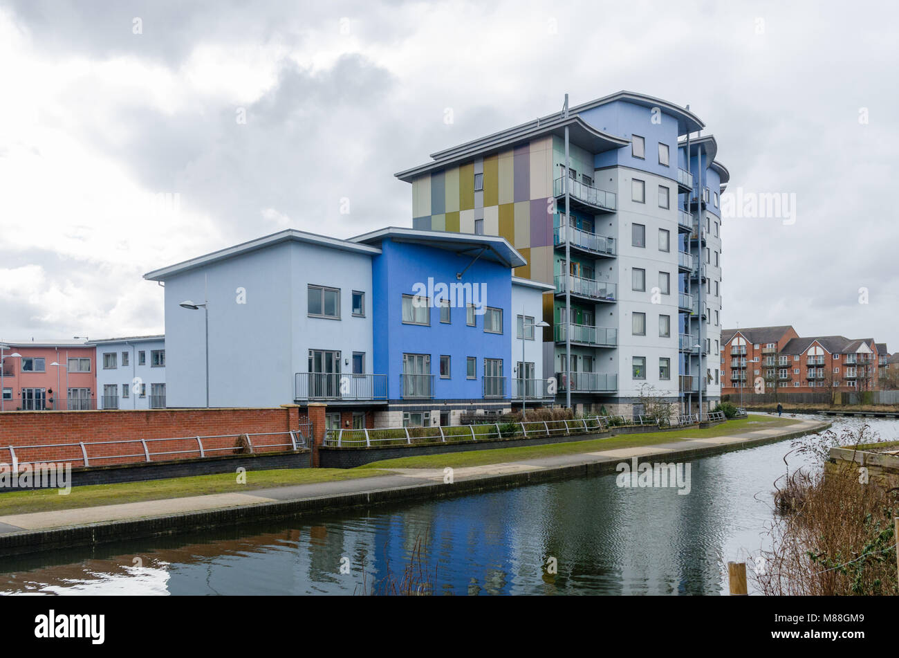 Canalside modernos apartamentos en la ciudad industrial de West Midlands de Walsall Foto de stock